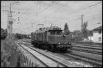 Ansbach anno 1973: Die 30 Jahre alte Elektrolokomotive E94 088, genannt deutsches Krokodil, rangiert im Bahnhof der mittelfränkischen Stadt. Natürlich nicht! Das gab es so nie, denn bei dieser Maschine handelt es sich um die ehemalige österreichische Lok 1020.10, die seit 2018 durch die Elektrische Zugförderung Württemberg gGmbh Stuttgart betrieben wird. Am 30.07.2024 setzte sich das mittlerweile 81 Jahre alte Krokodil an das andere Ende eines Überführungszuges schweizerischer Reisezugwagen (Bmpz), die nach Halberstadt gebracht wurden. HINWEIS: Bildmanipulationen (modernes Signal im Bahnhof und Jubiläumsschild an der Lok entfernt, abgeknickte Lampe digital montiert. Siehe farbiges Vergleichsbild)