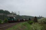 254 052 am 02.05.2010 mit Gterzug bei Saaleck mit Blick auf die Rudelsburg und Burg Saaleck