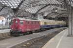 10019 der Centralbahn (91 80 0 010 009-1 D-CBB) mit einem Sonderzug aus alten D-Zug-Wagen in Ozeanblau/Beige in Köln Hbf, 29.5.15.