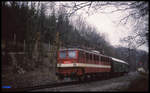 Nur noch schwach war am 21.3.1992 der Personen Zug Verkehr auf der Rübelandbahn, was die Anzahl der mitgeführten Wagen veranschaulichte. 171007 ist hier um 15.25 hr mit dem P 16485 bei Hüttenrode auf dem Weg nach Blankenburg.