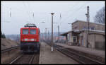 Abgebügelt wartet hier am 27.03.1999 die 171013-6 im Bahnhof Elbingerode auf den nächsten Einsatz.