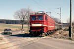 215 013 überquert mit seinem Nahverkehrszug am 11.04.1991 einen Bahnübergang auf der Rübelandstrecke in Höhe Elbingerrode.