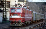 251 014 am 11.04.1991 im Bf. Königshütte. Damals verkehrten noch Personenzüge auf der Rübelandstrecke nach Blankenburg.