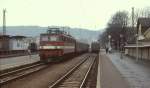 Im April 1994 steht 171 001-1 mit einem Personenzug der Rübelandbahn nach Königshütte abfahrbereit im Bahnhof Blankenburg