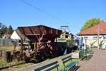 Am Ende von Gleis 2 steht ein 2 achsiger Schotterwagen sowie die EL4 10051 und eine ehemalige V15. Die EL4 10051 wurde im September 1963 an die Straußberger Eisenbahn ausgeliefert. 1970 gelang sie zum Zweigbetrieb Schienenverkehr des VEB Kraftverkehr und Spedition Fürstenwalde und wurde als Nummer 15 geführt. In den 90er Jahren wurde die Lok außer Dienst gestellt Siet Februar 2005 war sie eine Leihgabe an die Buckower Kleinbahn, seit Februar 2012 ist sie im Besitz der Buckower Kleinbahn.

Buckow 22.09.2024