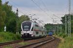 4110 613 setzt bei Blankenfelde auf den Weg zum Flughafen Schönefeld zum überholen an. Während der Güterzug noch warten muss darf 4110 613 dran vorbei.

Blankenfelde 17.07.2020