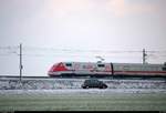 Tele-Blick auf 401 012-0 (Tz 112  Memmingen ) als verspäteter ICE 597 (Linie 11) von Berlin Hbf (tief) nach München Hbf, der bei Benndorf auf der Neubaustrecke Erfurt–Leipzig/Halle