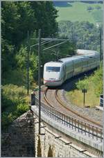 Der DB ICE 10258 von Interlaken nach Berlin nähert sich dem bekannten Rümlinger Viadukt, welches 1855/56 nach Plänen von Karl von Etzel erbaut wurde.
18. Juli 2018