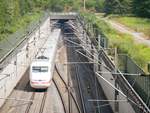 Am 28.07.2018 kommt ICE 596 (München-Berlin) kurz nach Verlassen des Tunnel Forst zum Stehen.