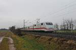 Am Morgen des 20.12.2017 fuhr 401 562-4  Geisenheim/Rheingau  als ICE 370 (Basel SBB - Berlin Ostbahnhof) bei Hügelheim durchs Markgräflerland in Richtung Freiburg (Breisgau).