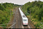 Nachschuss auf einen 401 als ICE 597 (Linie 11) von Berlin Hbf (tief) nach München Hbf, der die Überleitstelle (Üst) Markgröningen Glems auf der Schnellfahrstrecke Mannheim–Stuttgart (KBS 770) passiert hat.
Aufgenommen von einer Brücke.
[28.7.2019 | 15:00 Uhr]