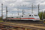 ICE 401 002-1 fährt beim badischen Bahnhof ein.