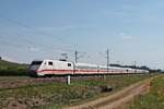 Am späten Nachmittag des 02.06.2020 fuhr 401 581-4  Regensburg  als ICE 376 (Interlaken Ost - Frankfurt (Main) Hbf) nördlich von Schliengen durchs Rheintal in Richtung Freiburg (Breisgau).