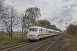 Ein ICE 1 passiert auf dem Weg nach Köln Bönen-Nordbögge (10.04.2022)