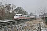 Bei ein wenig Winter Wetter an der Rollbahn ist hier ein ICE 1 in Natrup-Hagen am 6.1.2023 um 9.56 Uhr in Richtung Münster unterwegs.
