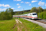 401 002 als ICE 789 (Hamburg-Altona - München Hbf) bei Lehrberg, 22.05.2021