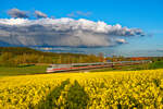 Im letzten Licht des Tages passiert ICE 883 (Hamburg-Altona - München Hbf) Lehrberg und erreicht in Kürze Ansbach, 22.05.2021