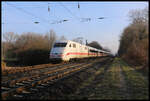 Ein ICE 1 ist hier auf der Rollbahn am 9.2.2024 um 09.53 Uhr kurz vor dem Lengericher Tunnel in Richtung Münster unterwegs.