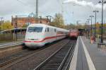 401 3xx steuert mit seinem ICE auf Hannover zu whrend 101 045 gerade mit einem IC nach Westerland eingefahren ist.