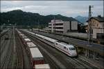 Ein unbekannter 401er erreicht als ICE 109 auf seiner langen Reise, von Berlin-Ostbahnhof nach Innsbruck Hbf, den Bahnhof Kufstein.