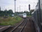 Aus einem IC fotografiert der entgegenkommende ICE Basel SBB- Hamburg-Altona in Rastatt. 