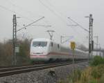 ICE 871 (Berlin Ostbahnhof - Basel SBB) am 27. Oktober 2009 zwischen Karlsruhe und Offenburg an der Bk Basheide.