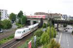 Drunter und drber geht es hier am Standpunkt Osthafenbrcke in Frankfurt a.M. ICE 1 wird berquert von Nahverkehrszug nach Hanau
27,08,05