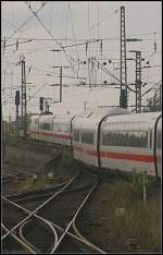 Durch das Gleisvorfeld von Hamburg-Altona schlngelt sich ICE 673 am 27.08.2011