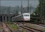 Zugdurchfahrt -     Ein ICE 1 im Bahnhof Stuttgart-Bad Cannstatt.