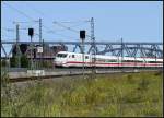 ICE Richtung Sden in der stlichen Kurve von Hamburgs Hafencity. Das Biotop im Vordergrund muss bald Platz machen fr die Verlngerungsstrecke der U-Bahnlinie 4 bis zu den Elbbrcken. 6.7.2013