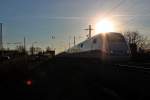 Mit der Sonne gekrönt, fuhr 401 586-3 am 23.12.2013 als ICE 70 (Basel SBB - Hamburg-Altona) durch den Bahnhof von Heitersheim.