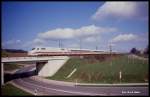 ICE 401505 überquert bei Vehrte auf der Fahrt in Richtung Ruhrgebiet am 23.3.1991 um 10.11 Uhr ein damals neu erbautes Brückenwerk.