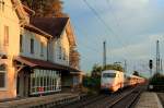 Von den letzten Sonnenstrahlen des Tages beschienen durchfährt ein ICE 1 am 24.07.2015 den Bahnhof Heitersheim