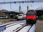 SBB / DB / BLS - SBB mit 460 092-0 und DB mit ICE 401 080-7 neben BLS Triebzug RABe 515 ... im Bahnhof Interlaken Ost am 02.12.2017