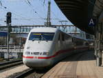 Zusehen ist 401 065 der am 15.04.2019 als ICE 597 (Berlin Hbf (tief) - München Hbf) fuhr. Um 16:35 Uhr verließ er mit 20 Minuten Verspätung den Ulmer Hauptbahnhof. An diesem Tag hielt er, anders als sonst auf Gleis 2, auf Gleis 3. 
