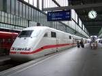 Dieser ICE-1 fuhr als ICE 572 nach Hamburg-Altona, ber:
Mannheim, Frankfuhrt a. Main, Kassel-Wlh, Hannover. Die Abfahrt war 17.27 Uhr von Gleis 5. Aufgenommen am 27.06.07