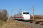 Frisch lackiert und ohne Mittelwagen rollten die Triebköpfe 401 004/504 am 12.03.22 durch Greppin Richtung Bitterfeld.