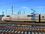 Hier bei der abendlichen Abfahrt vom Hauptbahnhof in Dortmund zu sehen ist der Kopf des ICE 1 401 564-0  Mülheim an der Ruhr .