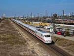 Der Triebkopf 401 552 schiebt am 14.03.2016 kurz nach dem Verlassen des Pfingstbergtunnels seinen ICE 1 auf der Schnellbahnstrecke von Stuttgart nach Mannheim. Die Aufnahme entstand vom Fußgängersteg über das Bw. Mannheim hinweg in Richtung  Skyline  von Mannheim.