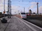 401 052-6 erreicht am 03.03.2013 mit einer leichten Versptung von 5 Minuten den Bremer Hauptbahnhof mit ICE 1129 nach Nrnberg.