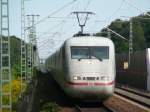 Hier ein ICE 1 aus Berlin bei der Durchfahrt des Bahnhofs Zeppelinheim bei Frankfurt.