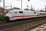 402 008-7 (Tz 208  Bonn ) und 808 043-4 (Tz 243  Bautzen/Budyŝin ) als ICE 537 (Linie 25) von Oldenburg(Oldb) bzw. ICE 587 (Linie 25) von Hamburg-Altona erreichen den Bahnhof Fulda auf Gleis 4. [22.10.2017 | 14:00 Uhr]