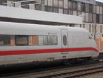 Hier steht gerade ein ICE 2 (BR 402) in Hannover Hauptbahnhof im März 2018, der Zug ist soeben an einen andren ICE 2 aus Bremen Hbf angehängt worden, nachdem er aus Hamburg angekommen ist.
