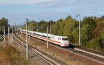 Die beiden als ICE 1045/855 verkehrenden Triebzüge der Reihe 402 passieren auf dem Weg von Köln nach Berlin in kürze den Bahnhof Elstal.