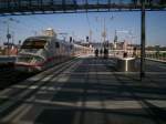 ICE 2 von Stuttgart nach Berlin Ostbahnhof. Kurze Zeit spter kam die selbe Garnitur erneut in den Hbf. Fahrtziel Stuttgart. 05.07.2006