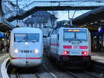 ICE2 (402 033-5) & IC2 (geschoben von 146 577-2) beim abendlichen Halt am Hauptbahnhof Wuppertal. (Februar 2021)