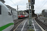 Die Elektrolokomotive 193 328 zieht einen Güterzug durch den Hauptbahnhof in Wuppertal, ICE2 402 005 schiebt sich leider wenige Sekunden zu früh ins Bild. (Februar 2021)