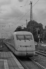 Nachschuss auf einen ICE2 (402 011-0  Uelzen ), der gerade den Hauptbahnhof in Bochum verlässt.