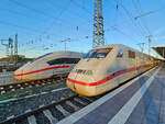 Ein ICE2 (402 018  Braunschweig ) und ein ICE4 (6026 / 412 026  Zürichsee ) warten am Dortmunder Hauptbahnhof auf die Weiterfahrt, so gesehen im Oktober 2024.