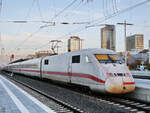 Hier bei der abendlichen Halt am Hauptbahnhof in Dortmund zu sehen ist der ICE 2 402 017-8 „Bergen auf Rügen”. (Oktober 2024)